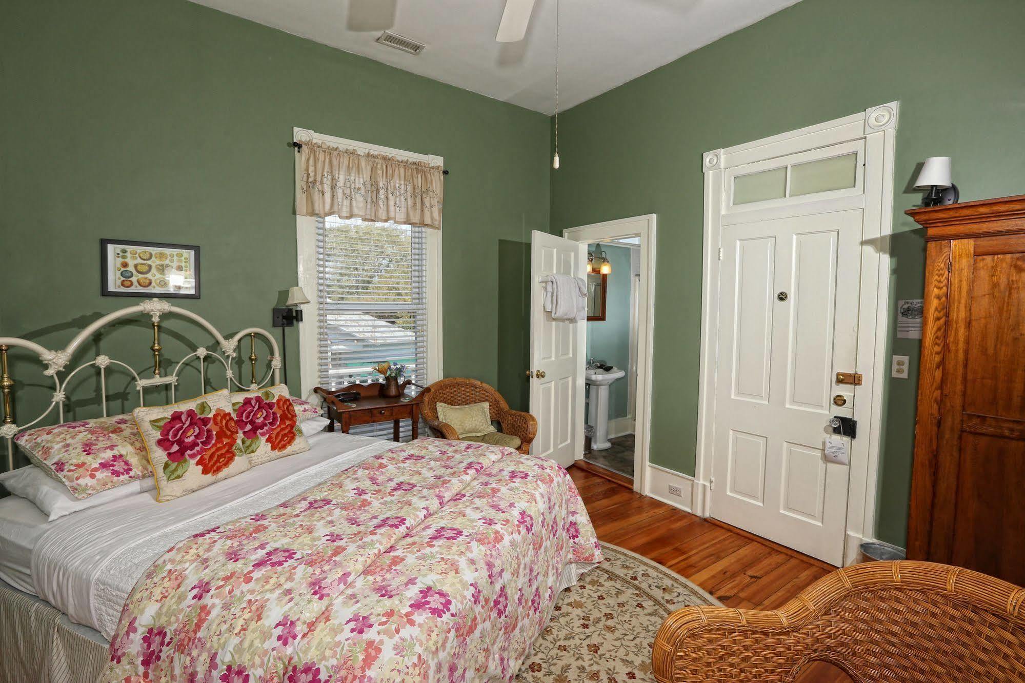 Pecan Tree Inn Beaufort Экстерьер фото